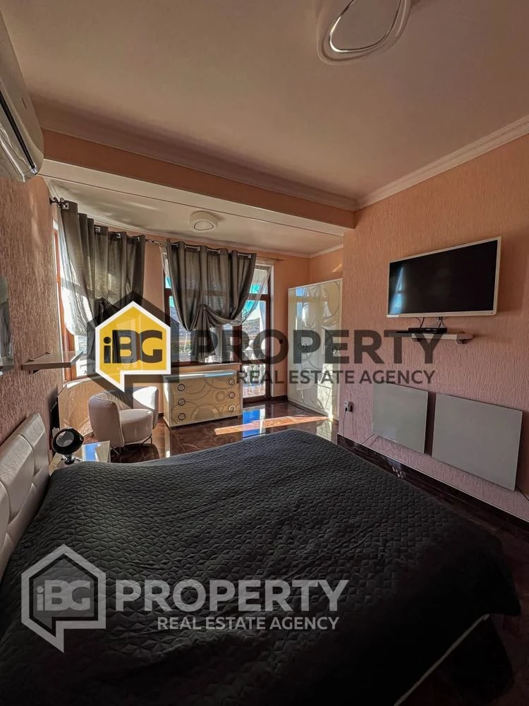 Продава се модерна триетажна къща с двор и басейн!