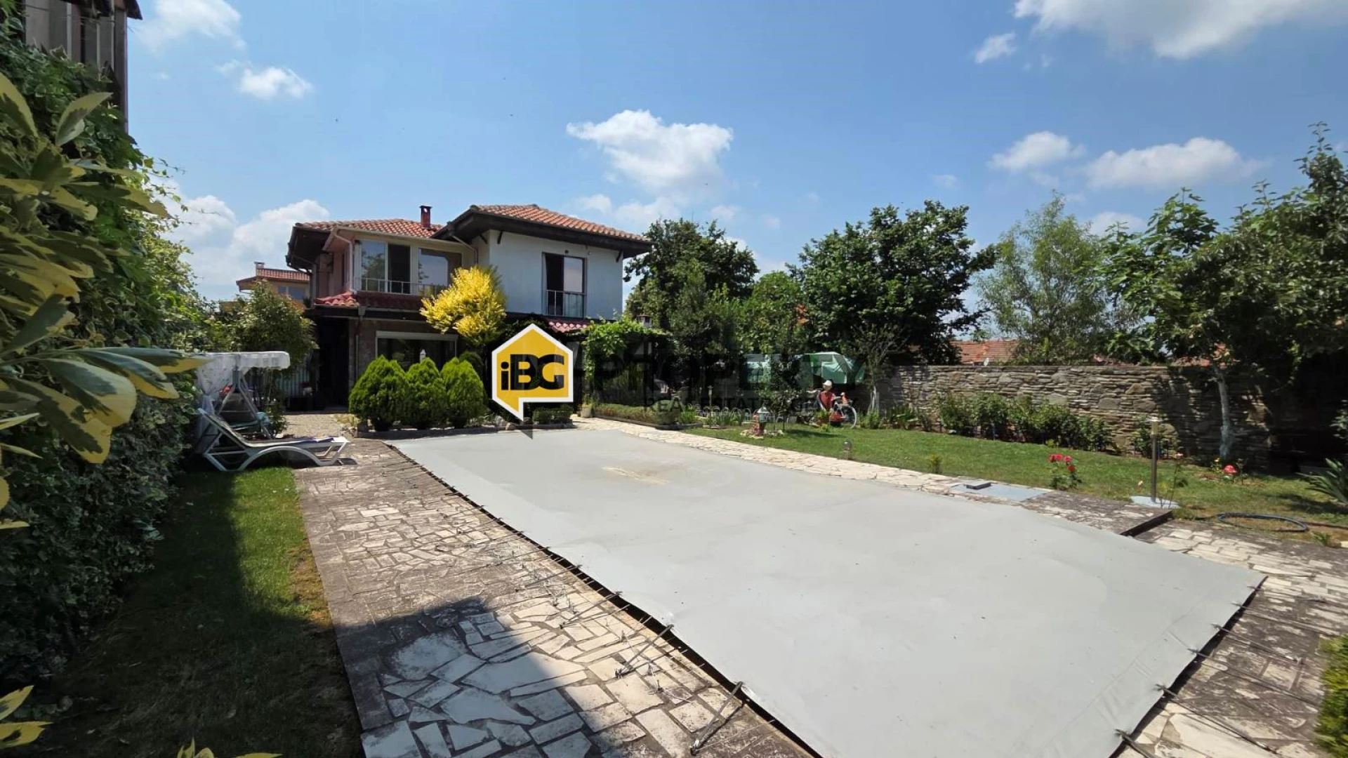 Просторна, светла и уютна къща с двор и басейн в град Бяла