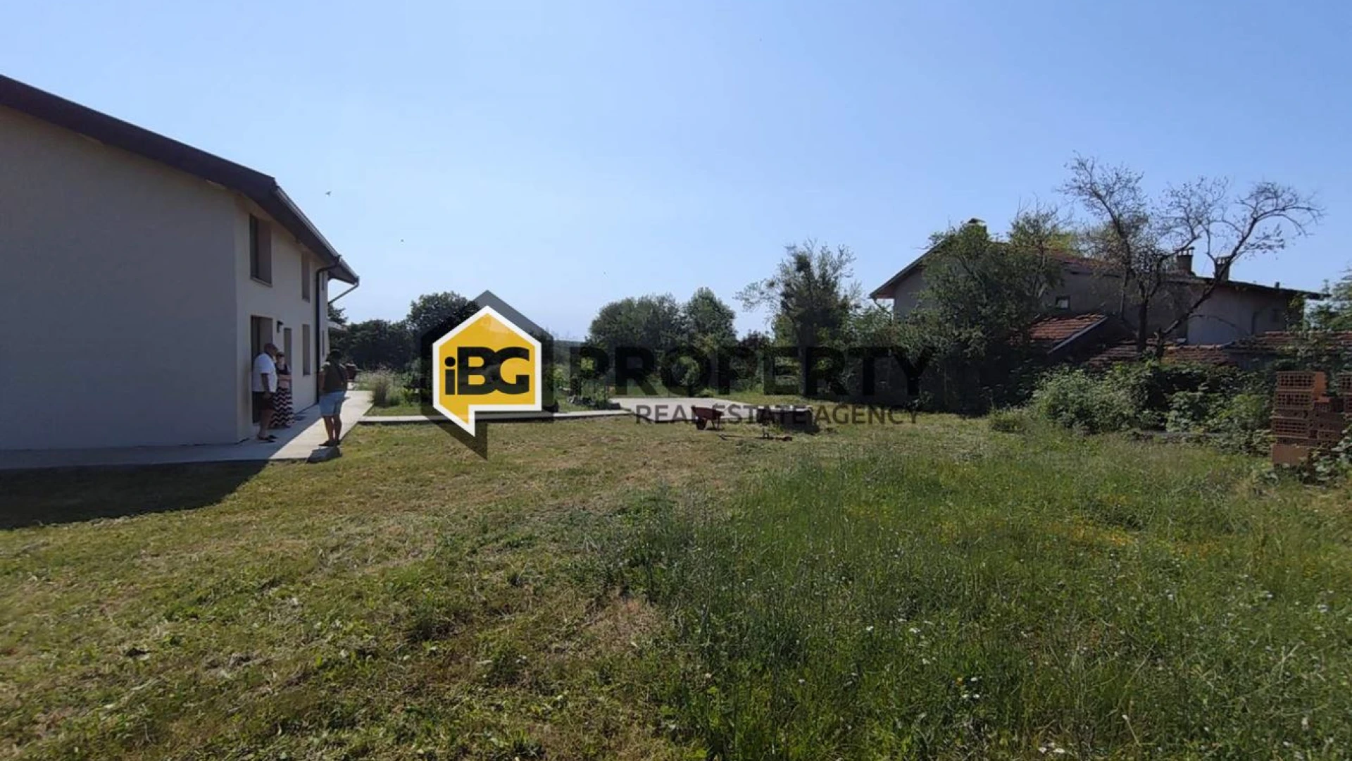 Къща с голям двор в красив район